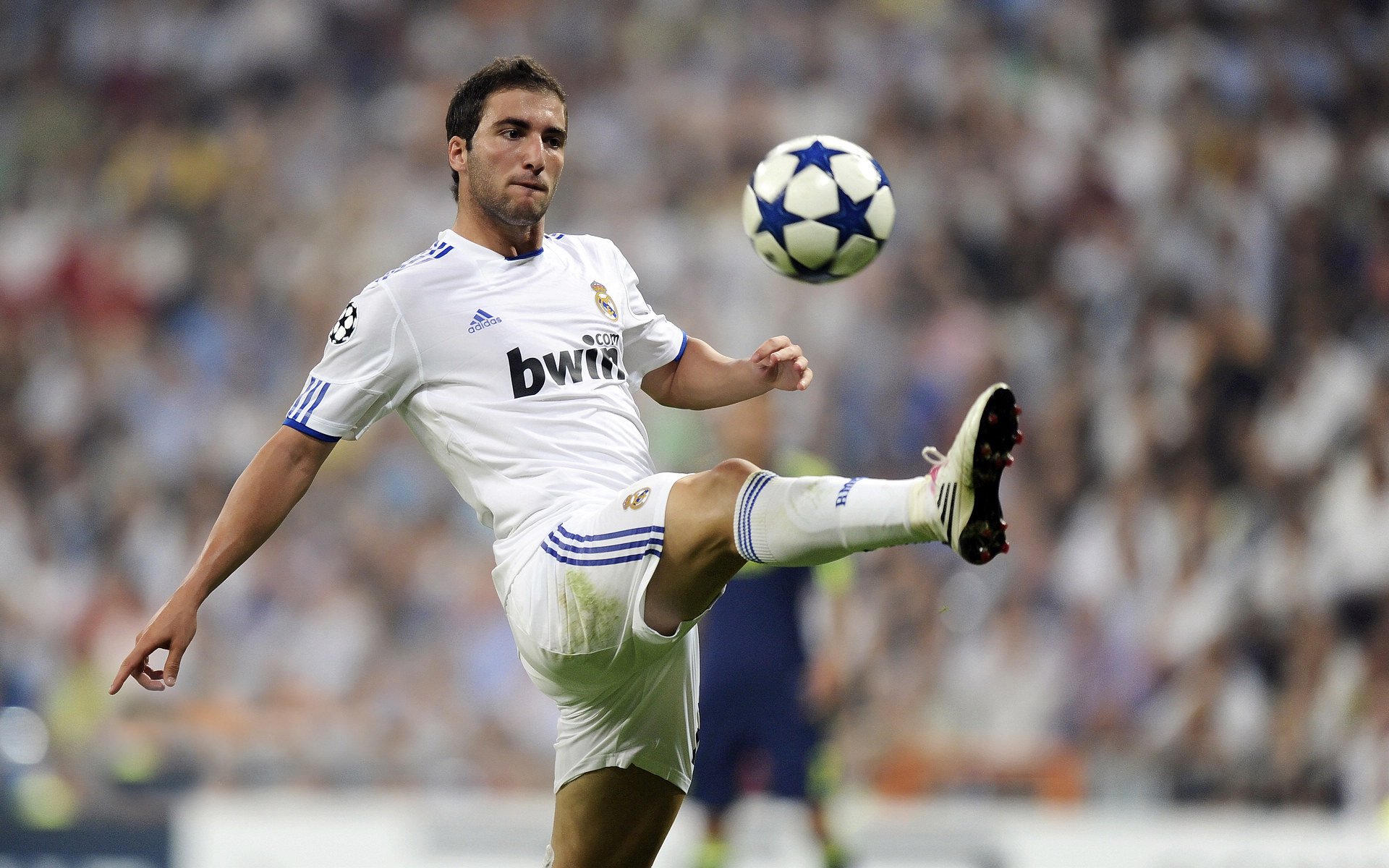 开云体育在线-意甲焦点战之夜，姆巴佩惊艳四座，改写联赛格局的90分钟